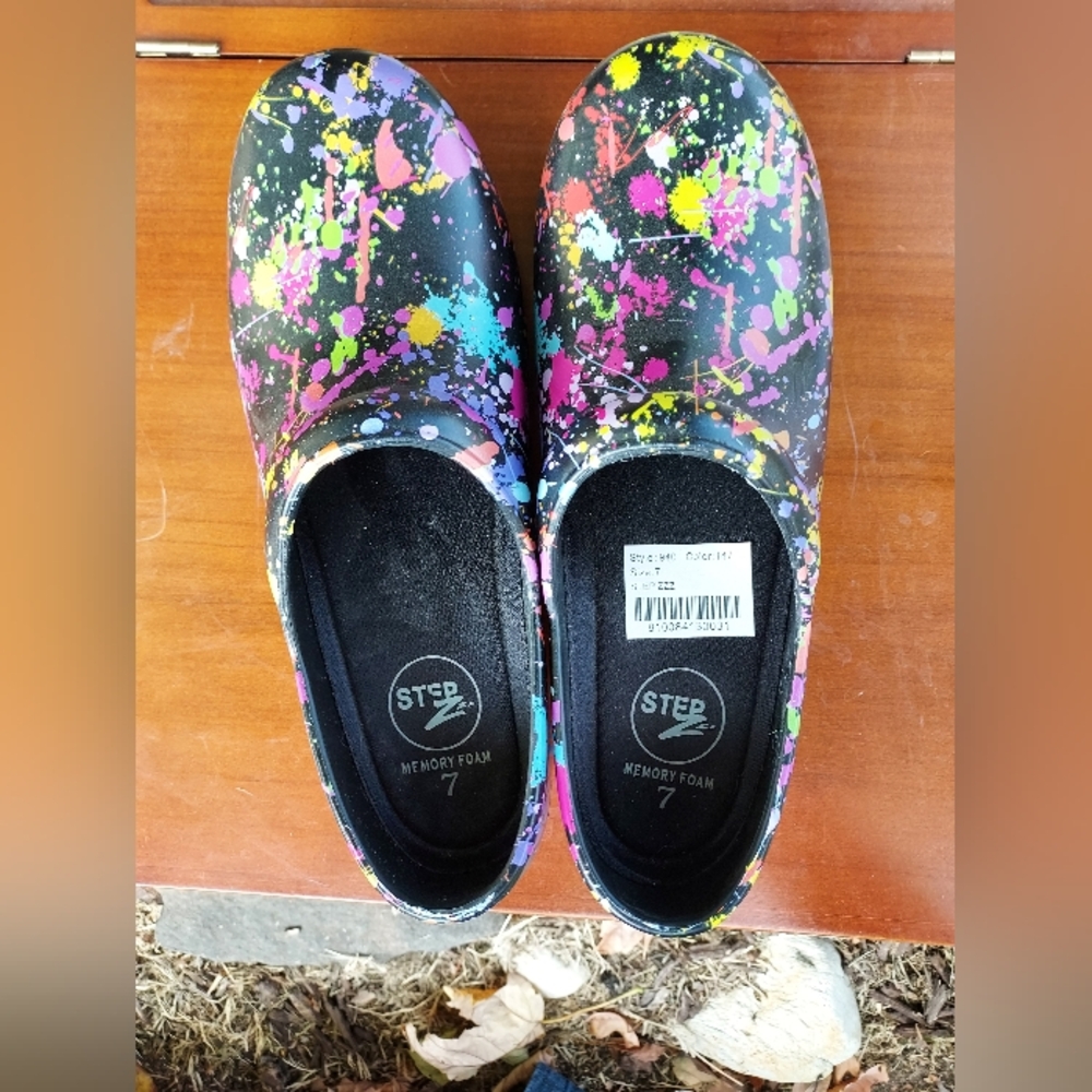 Step Z Women's Slip Resistant Nurse Clogs/Paint Splatter  size 6 Memory Foam